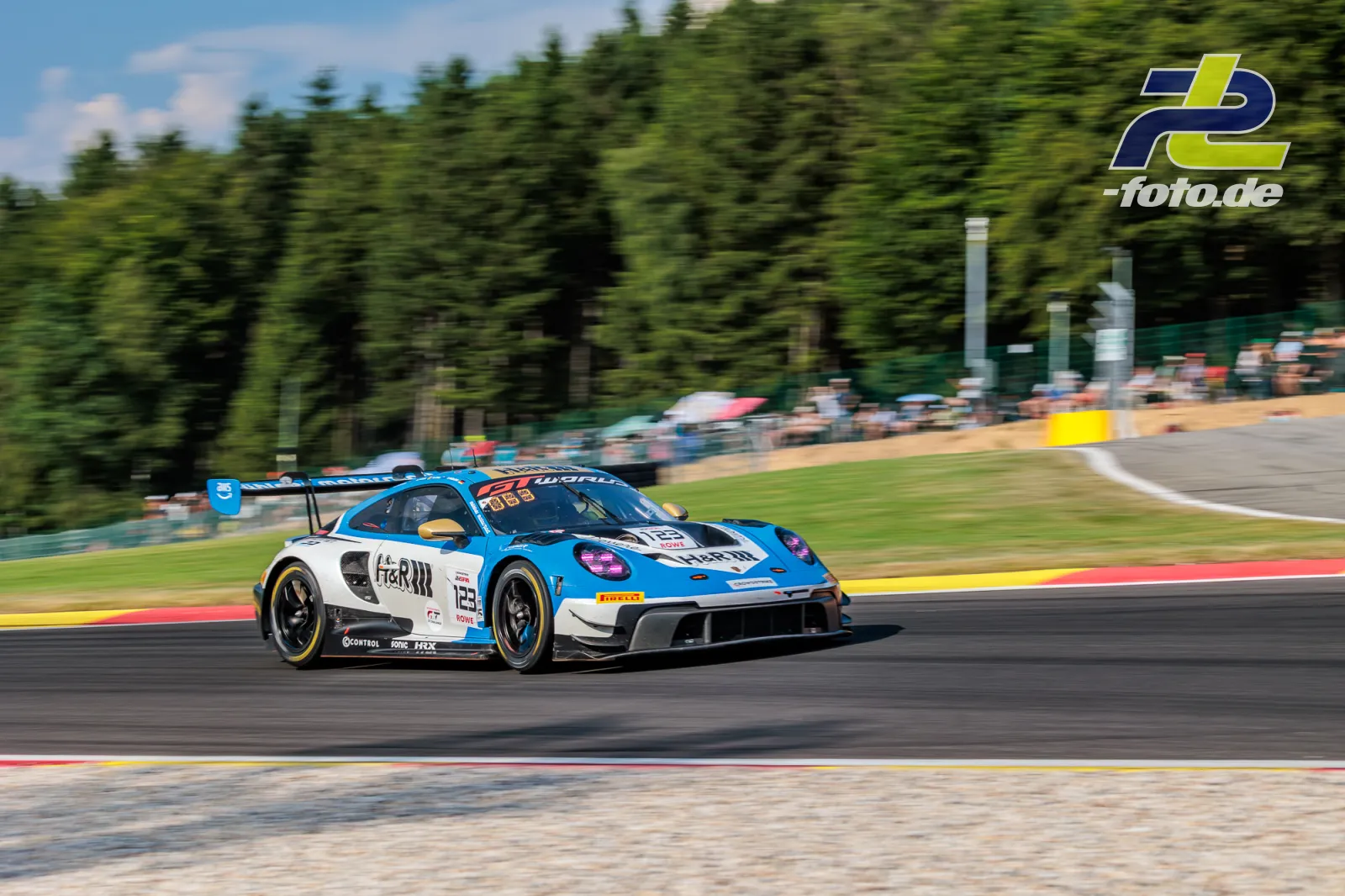 Porsche 911 GT3 R in Kurve bei den 24 Stunden von Spa-Francorchamps, blau-weiße Lackierung, Muehlner Motorsport.