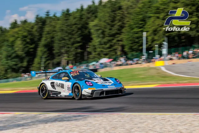 Porsche 911 GT3 R in Kurve bei den 24 Stunden von Spa-Francorchamps, blau-weiße Lackierung, Muehlner Motorsport.