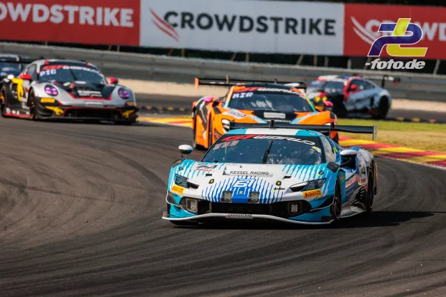 Ferrari 296 GT3 EVO von Kessel Racing führt eine Gruppe von GT3-Fahrzeugen durch eine Kurve beim 24-Stunden-Rennen von Spa-Francorchamps.