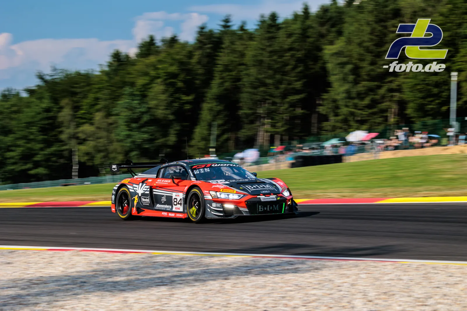 Audi R8 LMS GT3 EVO II #84 von Eastalent Racing in Kurve auf Spa-Francorchamps beim 24-Stunden-Rennen