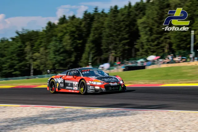 Audi R8 LMS GT3 EVO II #84 von Eastalent Racing in Kurve auf Spa-Francorchamps beim 24-Stunden-Rennen
