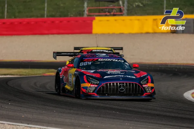 Mercedes-AMG GT3 EVO #3 in einer Kurve beim 24-Stunden-Rennen von Spa-Francorchamps, rote und gelbe Streckenbegrenzung im Hintergrund.