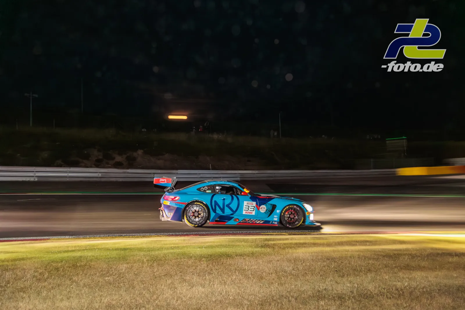 Mercedes-AMG GT3 EVO #33 von 2Seas Motorsport bei Nacht auf Spa-Francorchamps, aufgenommen als Mitzieher mit Bewegungsunschärfe.