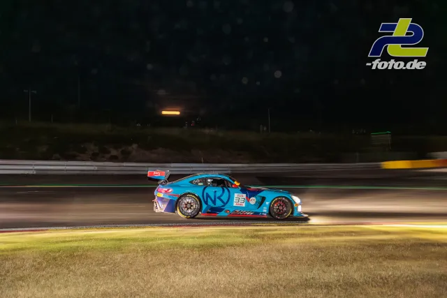 Mercedes-AMG GT3 EVO #33 von 2Seas Motorsport bei Nacht auf Spa-Francorchamps, aufgenommen als Mitzieher mit Bewegungsunschärfe.