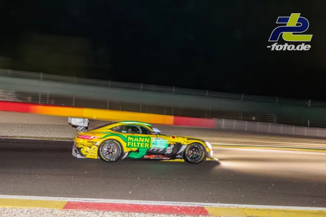 Mercedes-AMG GT3 EVO in gelb-grüner Lackierung bei Nacht auf dem Circuit Spa-Francorchamps, aufgenommen als Mitzieher.