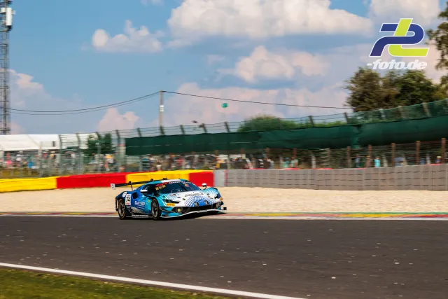 Lamborghini Huracan GT3 #74 auf der Rennstrecke in Spa-Francorchamps während des 24-Stunden-Rennens bei sonnigem Wetter.