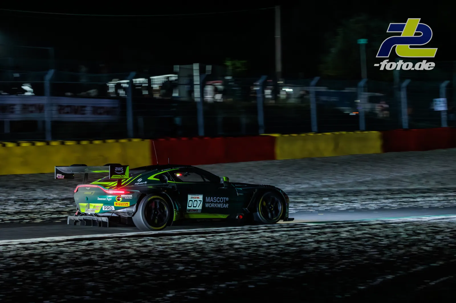 Aston Martin Vantage AMR GT3 EVO von Comtoyou Racing bei Nacht auf der Strecke in Spa-Francorchamps während des 24-Stunden-Rennens.