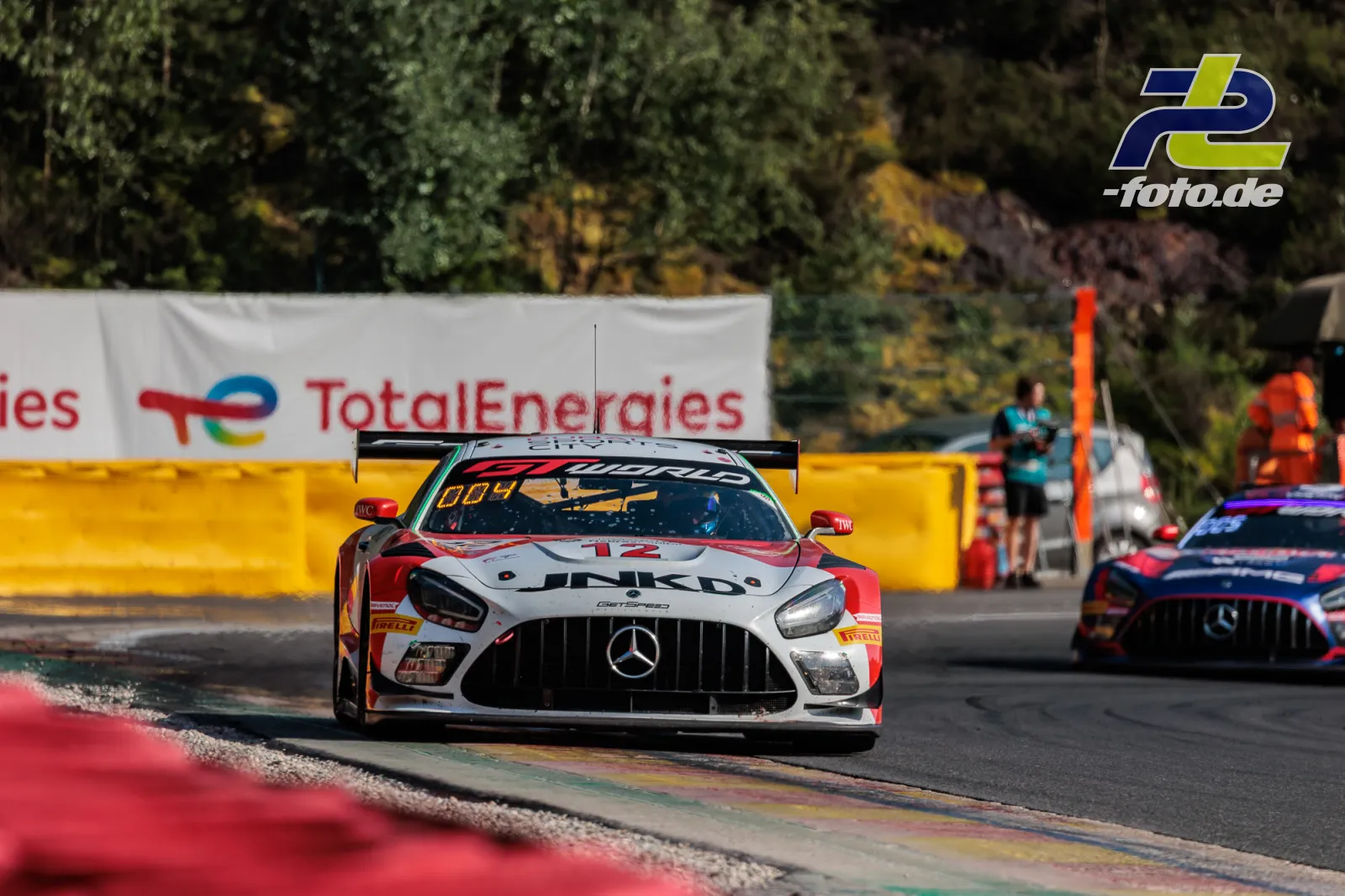 Mercedes-AMG GT3 EVO #12 von GetSpeed Team Dubai auf der Strecke bei den 24 Stunden von Spa-Francorchamps.
