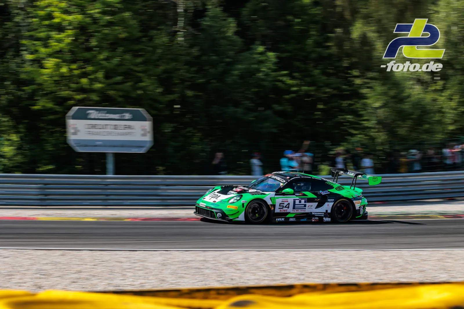 Porsche 911 GT3 R mit grün-weißer Lackierung während des 24-Stunden-Rennens von Spa-Francorchamps, aufgenommen als Mitzieher