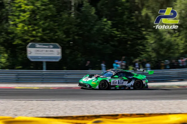 Porsche 911 GT3 R mit grün-weißer Lackierung während des 24-Stunden-Rennens von Spa-Francorchamps, aufgenommen als Mitzieher