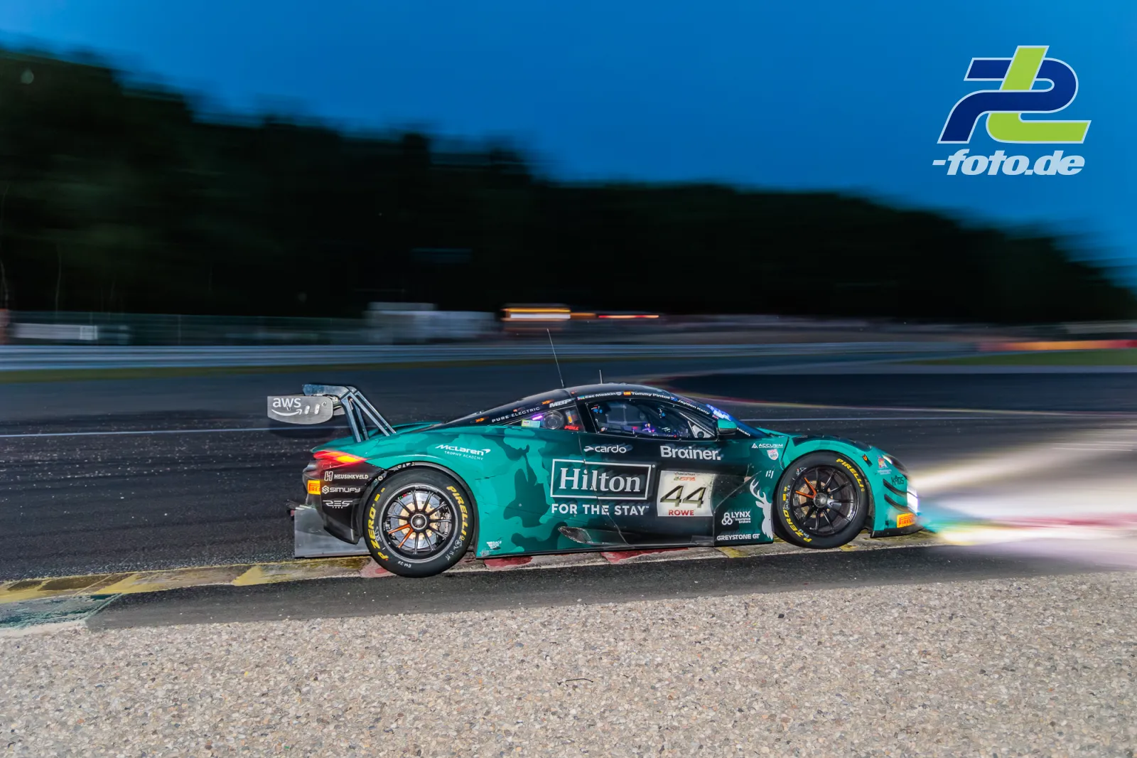 McLaren 720S GT3 EVO #44 bei Dämmerung auf Spa-Francorchamps während der CrowdStrike 24 Hours of Spa, aufgenommen als Mitzieher.