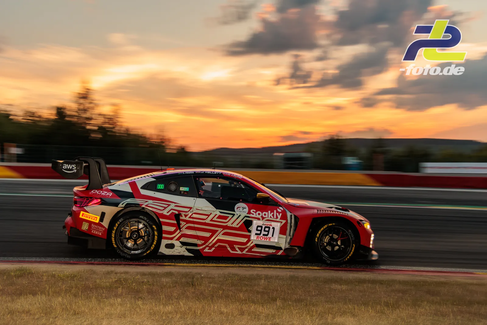 BMW M4 GT3 EVO in rot-weißer Lackierung beim 24h-Rennen in Spa-Francorchamps bei Sonnenuntergang, aufgenommen als Mitzieher.