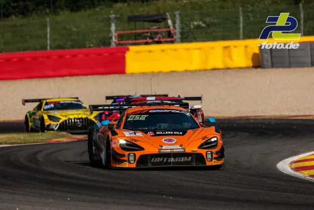 McLaren 720S GT3 EVO #4 von Optimum Motorsport führt Feld durch Kurve beim 24-Stunden-Rennen von Spa-Francorchamps.