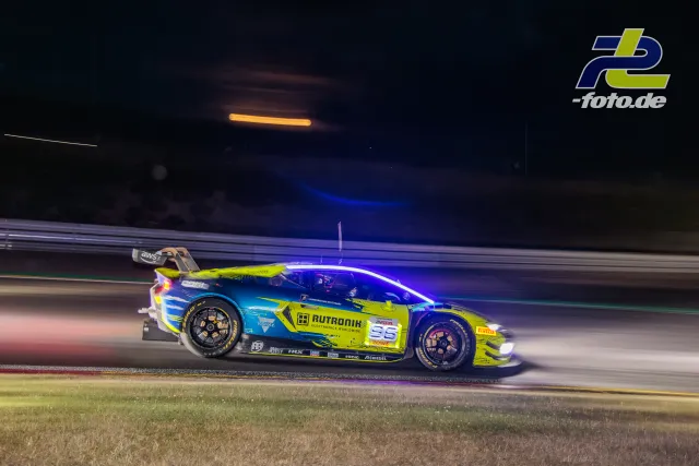 Lamborghini Temerario GT3 (#96) von Rutronik Racing im Nacht-Mitzieher beim 24-Stunden-Rennen von Spa-Francorchamps