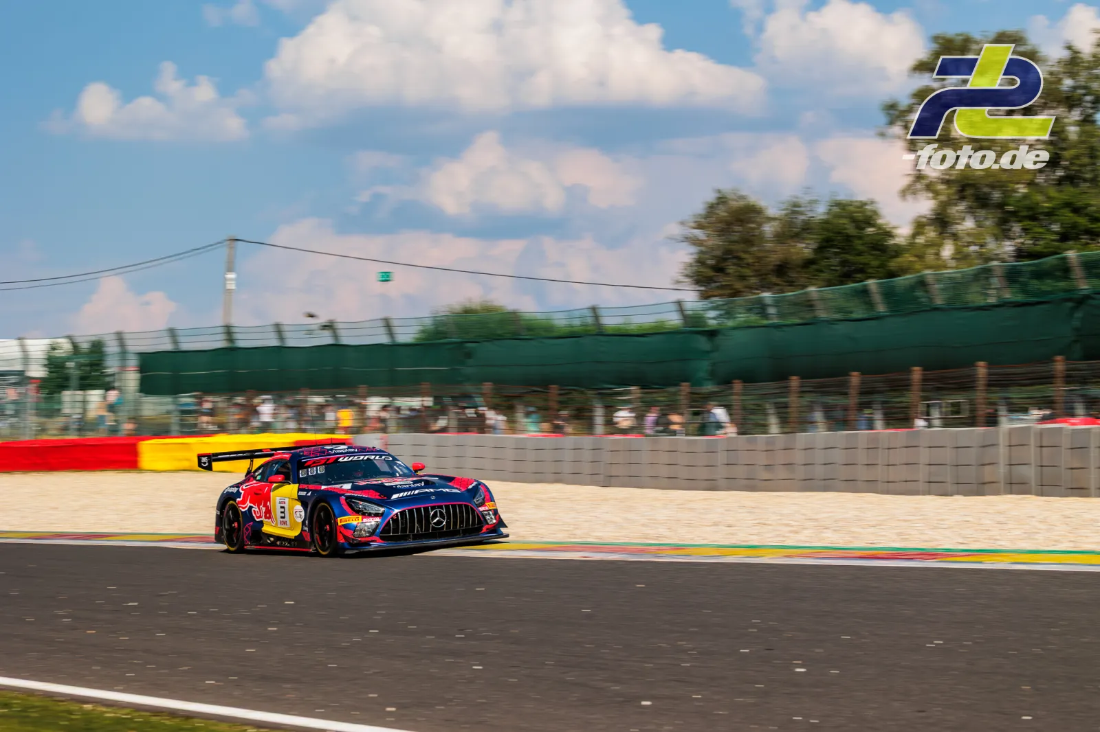 Mercedes-AMG GT3 EVO #3 in Kurve bei den 24 Stunden von Spa-Francorchamps, blauer Himmel mit Wolken