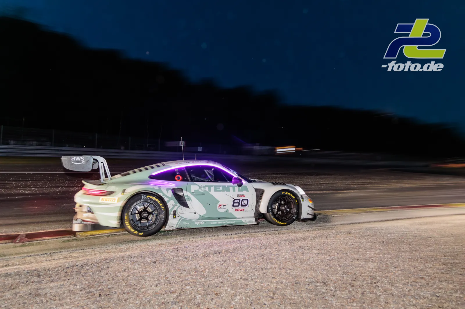 Porsche 911 GT3 R (992) EVO Nr. 80 von Lionspeed GP bei Nacht auf der Boxengasse beim 24-Stunden-Rennen in Spa-Francorchamps.