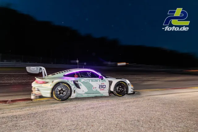 Porsche 911 GT3 R (992) EVO Nr. 80 von Lionspeed GP bei Nacht auf der Boxengasse beim 24-Stunden-Rennen in Spa-Francorchamps.