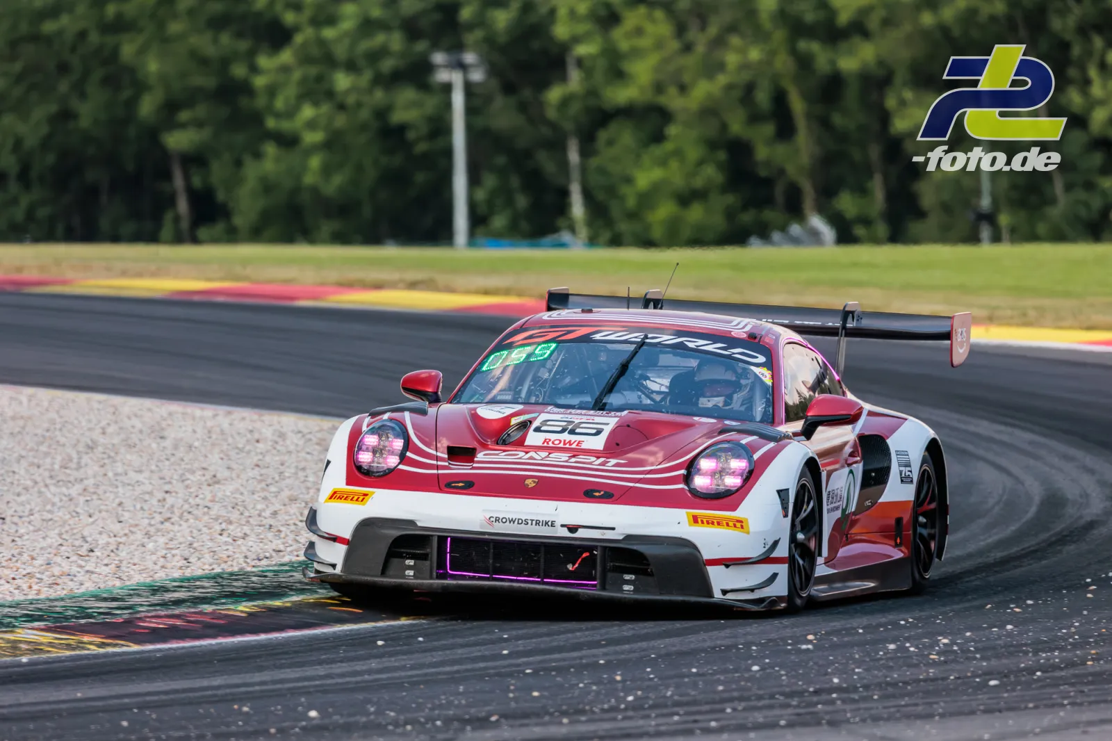Porsche 911 GT3 R (992) EVO von High Class Racing in der Kurve beim 24-Stunden-Rennen von Spa-Francorchamps