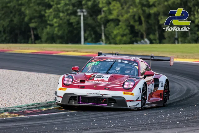 Porsche 911 GT3 R (992) EVO von High Class Racing in der Kurve beim 24-Stunden-Rennen von Spa-Francorchamps