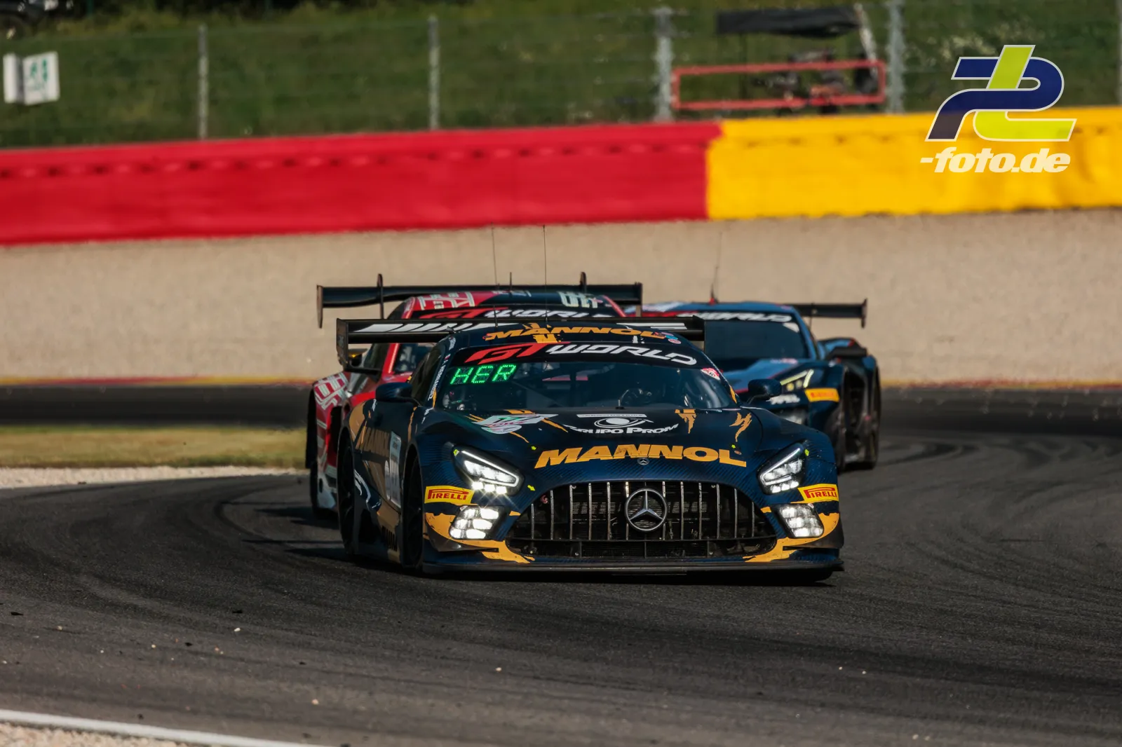 Mercedes-AMG GT3 EVO #177 des Grupo Prom Racing Team in Kurve bei den 24h Spa, gefolgt von weiteren GT3-Fahrzeugen.