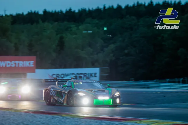 McLaren 720S GT3 EVO #111 von CSA Racing in der Dämmerung beim 24-Stunden-Rennen in Spa-Francorchamps mit eingeschalteten Scheinwerfern.