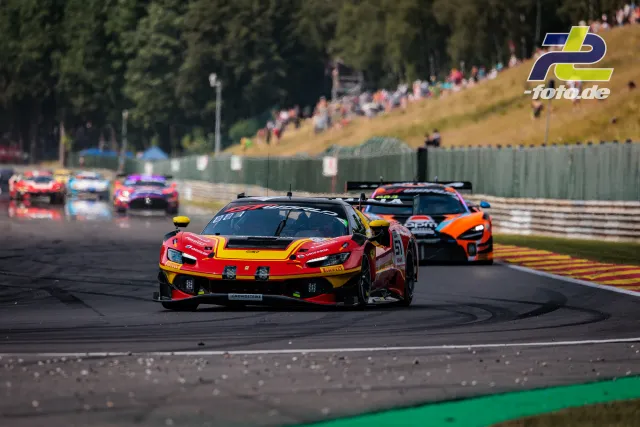 Ferrari 296 GT3 EVO #51 von AF Corse in Kurve beim 24h-Rennen Spa-Francorchamps, gefolgt von weiteren GT3-Fahrzeugen.