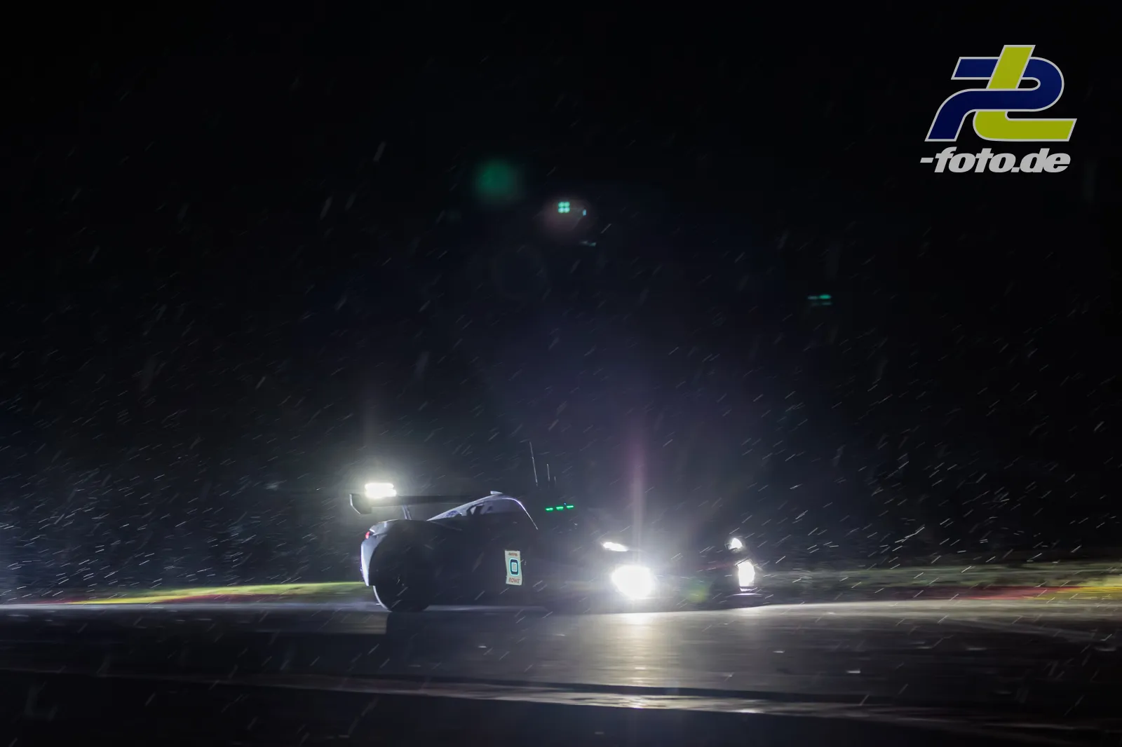 Corvette Z06 GT3 R von Johor Motorsports Racing bei Nacht und Regen während der 24 Stunden von Spa auf dem Circuit Spa-Francorchamps