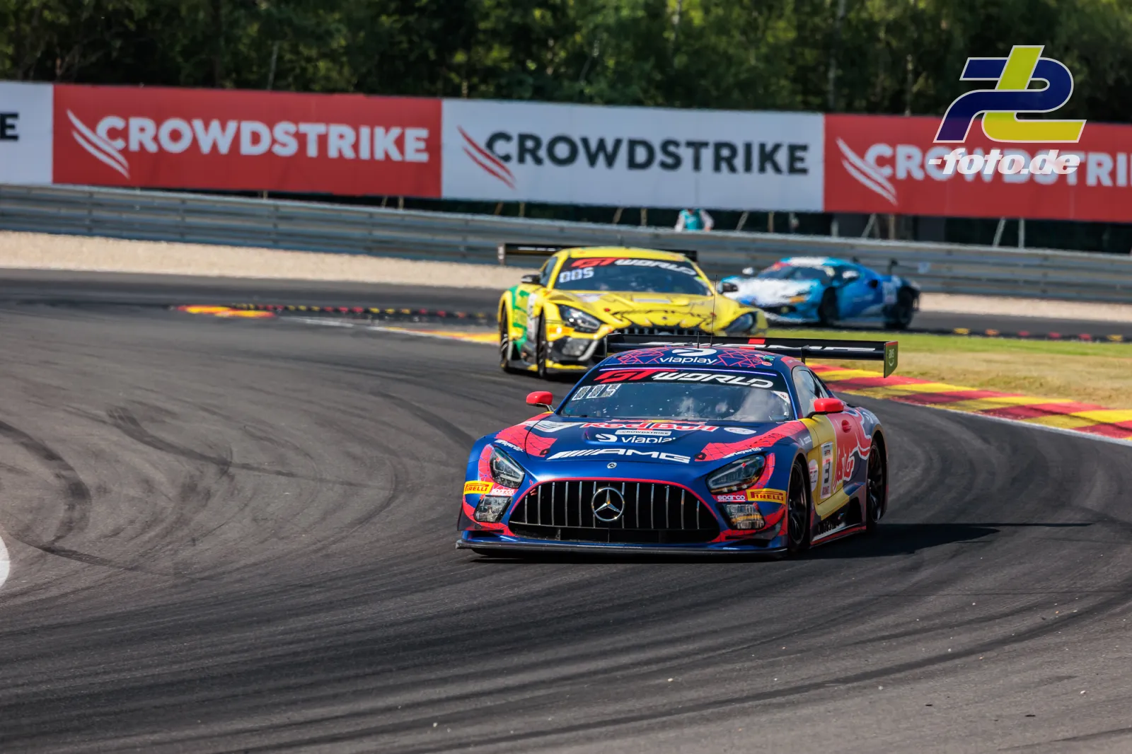 Mercedes-AMG GT3 EVO #3 führt durch eine Kurve beim 24h-Rennen Spa-Francorchamps, gefolgt von zwei Konkurrenten in Gelb und Blau.