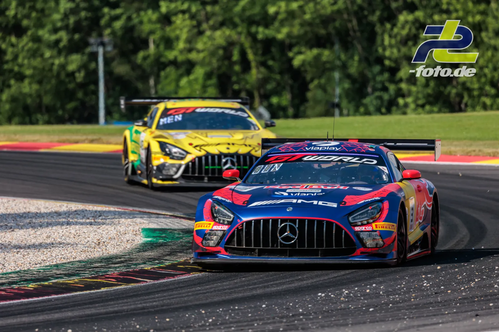 Mercedes-AMG GT3 EVO in Blau-Rot vor gelbem GT3 in Kurve auf dem Circuit de Spa-Francorchamps während des 24-Stunden-Rennens.