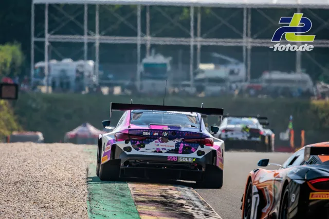 BMW M4 GT3 EVO von Rowe Racing auf der Rennstrecke in Spa-Francorchamps während des 24-Stunden-Rennens, Heckansicht mit Randstein.