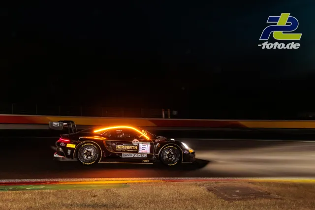 Porsche 911 GT3 R (992) EVO #91 von Herberth Motorsport bei Nacht in Spa-Francorchamps, aufgenommen als Mitzieher mit Langzeitbelichtung.