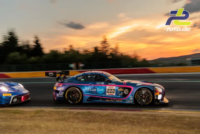Mercedes-AMG GT3 EVO #222 von 2Seas Motorsport bei Sonnenuntergang auf der Strecke von Spa-Francorchamps während der 24 Stunden von Spa.