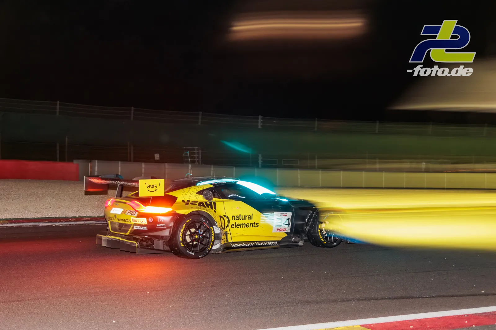 Aston Martin Vantage AMR GT3 EVO #34 in der Nacht beim 24-Stunden-Rennen von Spa, aufgenommen mit Mitzieher-Technik.