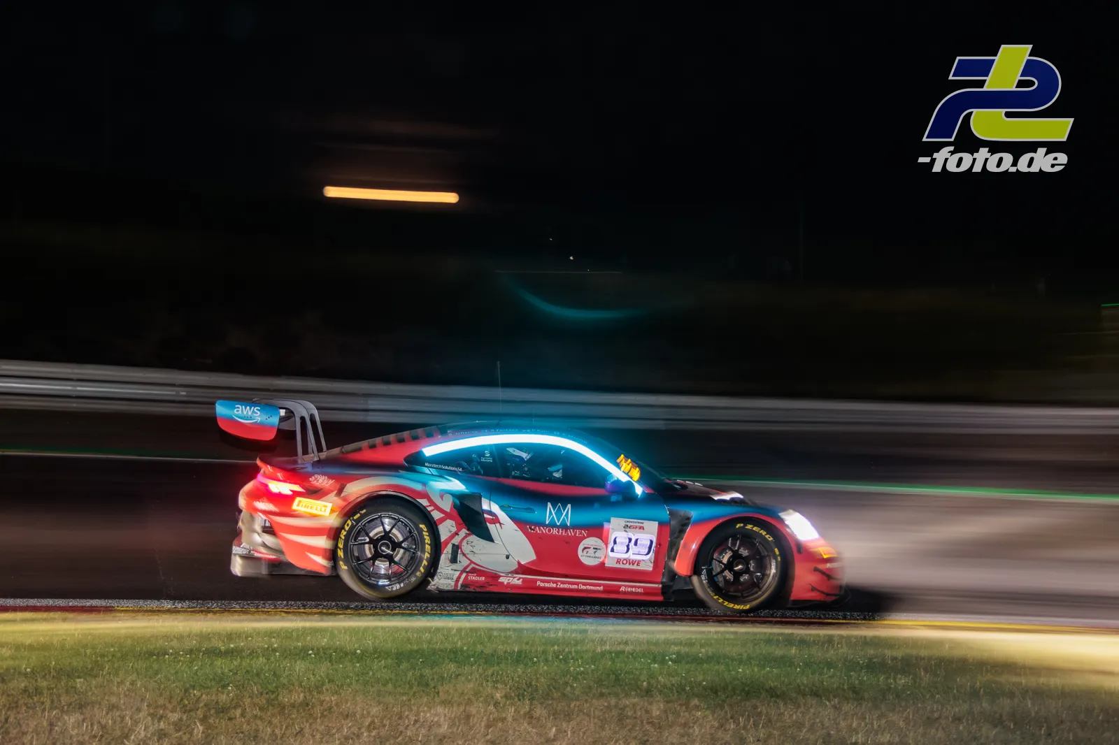 Porsche 911 GT3 R in der Nacht beim 24-Stunden-Rennen in Spa-Francorchamps, aufgenommen als Mitzieher mit Bewegungsunschärfe.