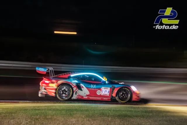 Porsche 911 GT3 R in der Nacht beim 24-Stunden-Rennen in Spa-Francorchamps, aufgenommen als Mitzieher mit Bewegungsunschärfe.