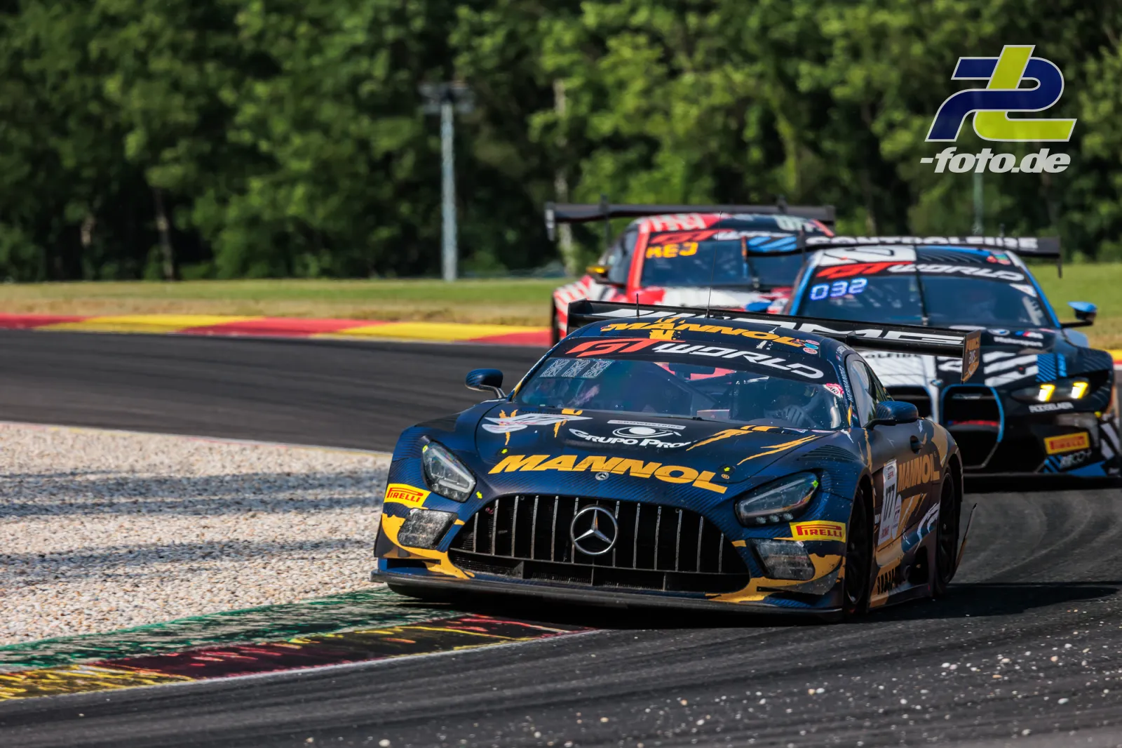 Mercedes-AMG GT3 EVO #177 von Grupo Prom Racing in Kurve vor Verfolgerfeld beim 24-Stunden-Rennen von Spa-Francorchamps