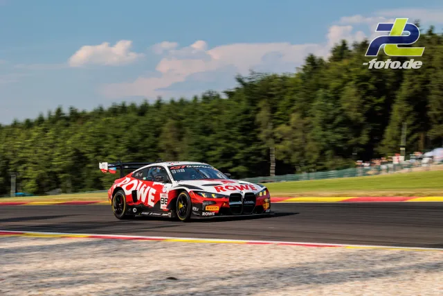 BMW M4 GT3 EVO von Rowe Racing in rot-weißer ROWE-Lackierung beim 24-Stunden-Rennen von Spa-Francorchamps auf der Strecke.