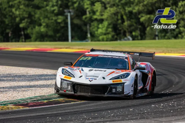 Corvette Z06 GT3 R von Steller Motorsport beim 24-Stunden-Rennen von Spa-Francorchamps auf der Strecke neben dem Kiesbett.