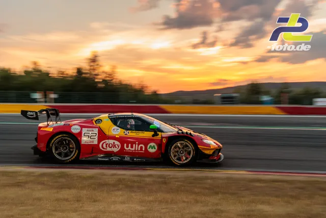 Ferrari 296 GT3 EVO #52 von AF Corse bei Sonnenuntergang auf dem Circuit de Spa-Francorchamps während der 24 Stunden von Spa.