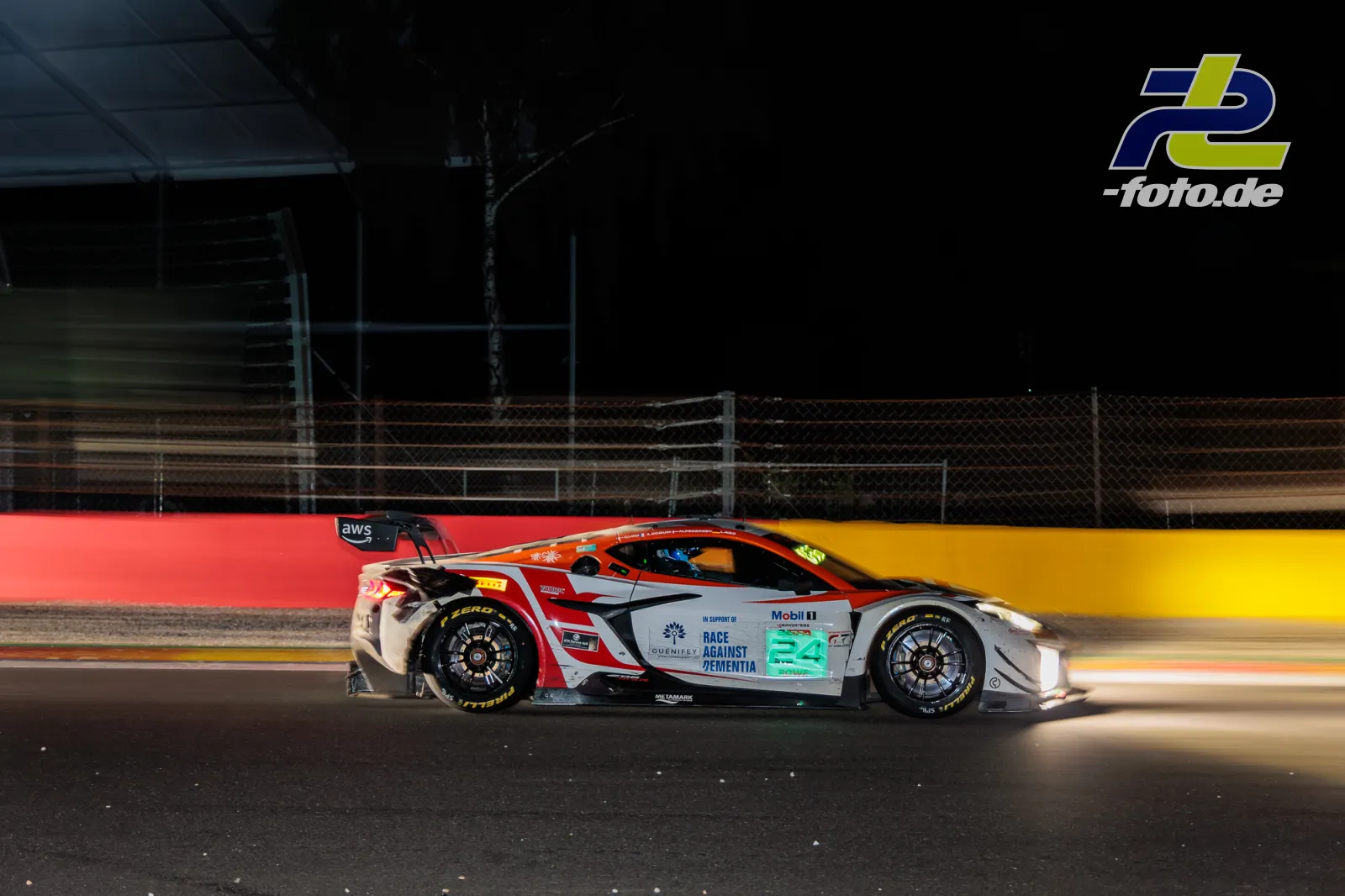 Corvette Z06 GT3 R #24 von Steller Motorsport bei Nacht auf der Strecke in Spa-Francorchamps während des 24-Stunden-Rennens