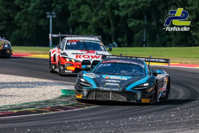 McLaren 720S GT3 EVO des Team RJN in Kurve vor Verfolger beim 24-Stunden-Rennen in Spa-Francorchamps, Kiesbett und Randstein im Vordergrund.