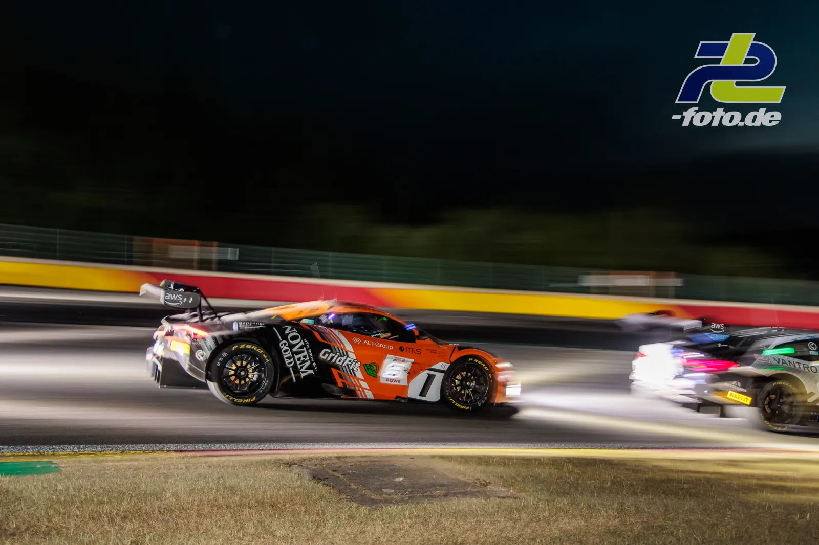 McLaren 720S GT3 EVO im Zweikampf bei Nacht während der 24 Stunden von Spa-Francorchamps, aufgenommen als Mitzieher.
