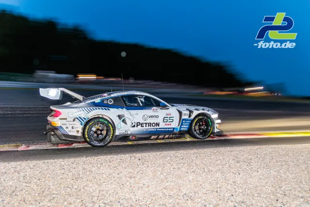BMW M4 GT3 #65 von PETRON THERMO RACING beim 24-Stunden-Rennen in Spa-Francorchamps während der Dämmerung, aufgenommen als Mitzieher.