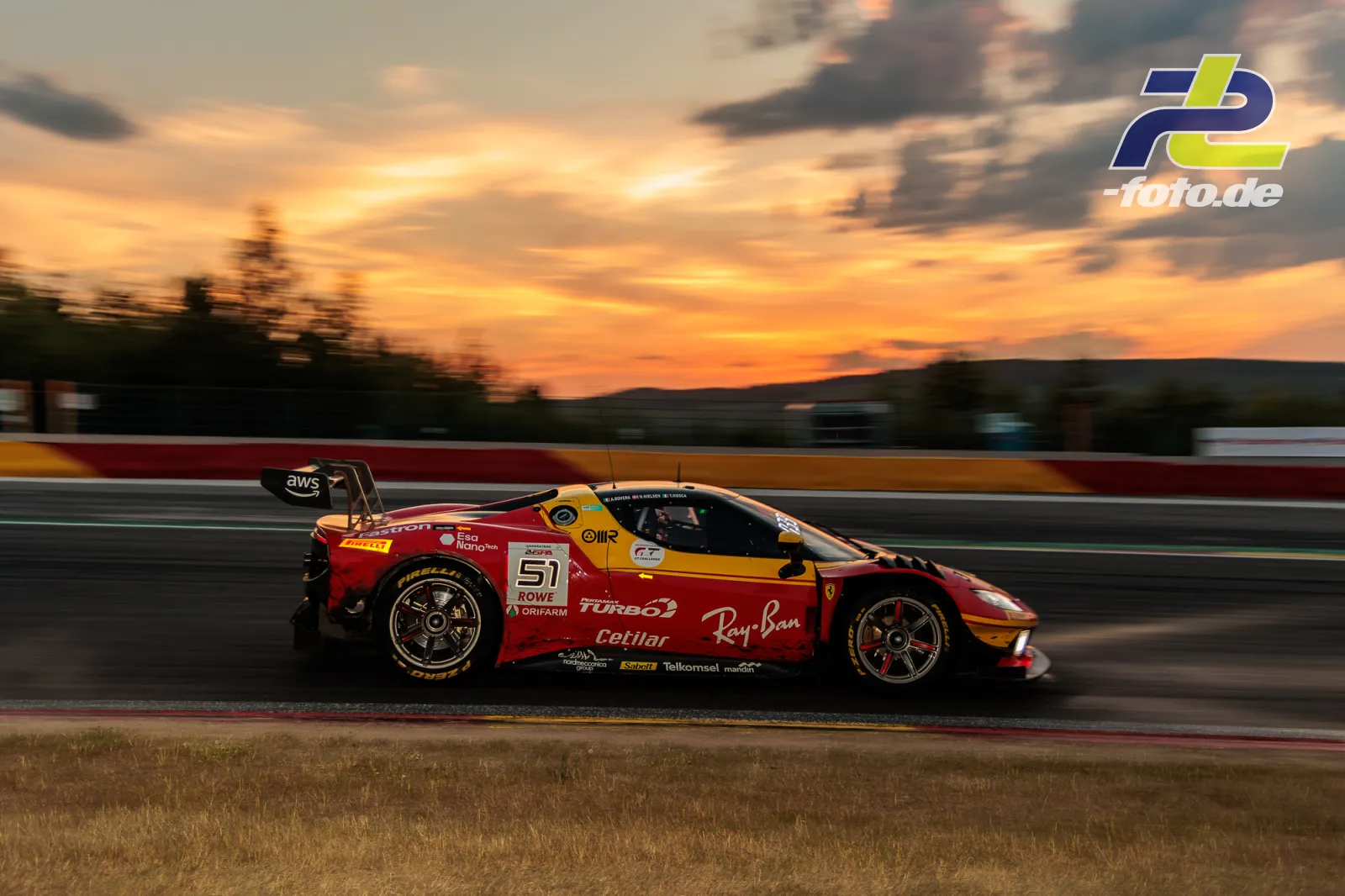 Ferrari 296 GT3 EVO #51 von AF Corse in der Abenddämmerung beim 24-Stunden-Rennen von Spa-Francorchamps, aufgenommen als Mitzieher.