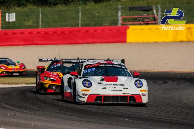 Porsche 911 GT3 R 992 EVO Startnummer 9 Pure Rxcing in Zweikampf beim 24-Stunden-Rennen Spa-Francorchamps mit roter und gelber Streckenbegrenzung.