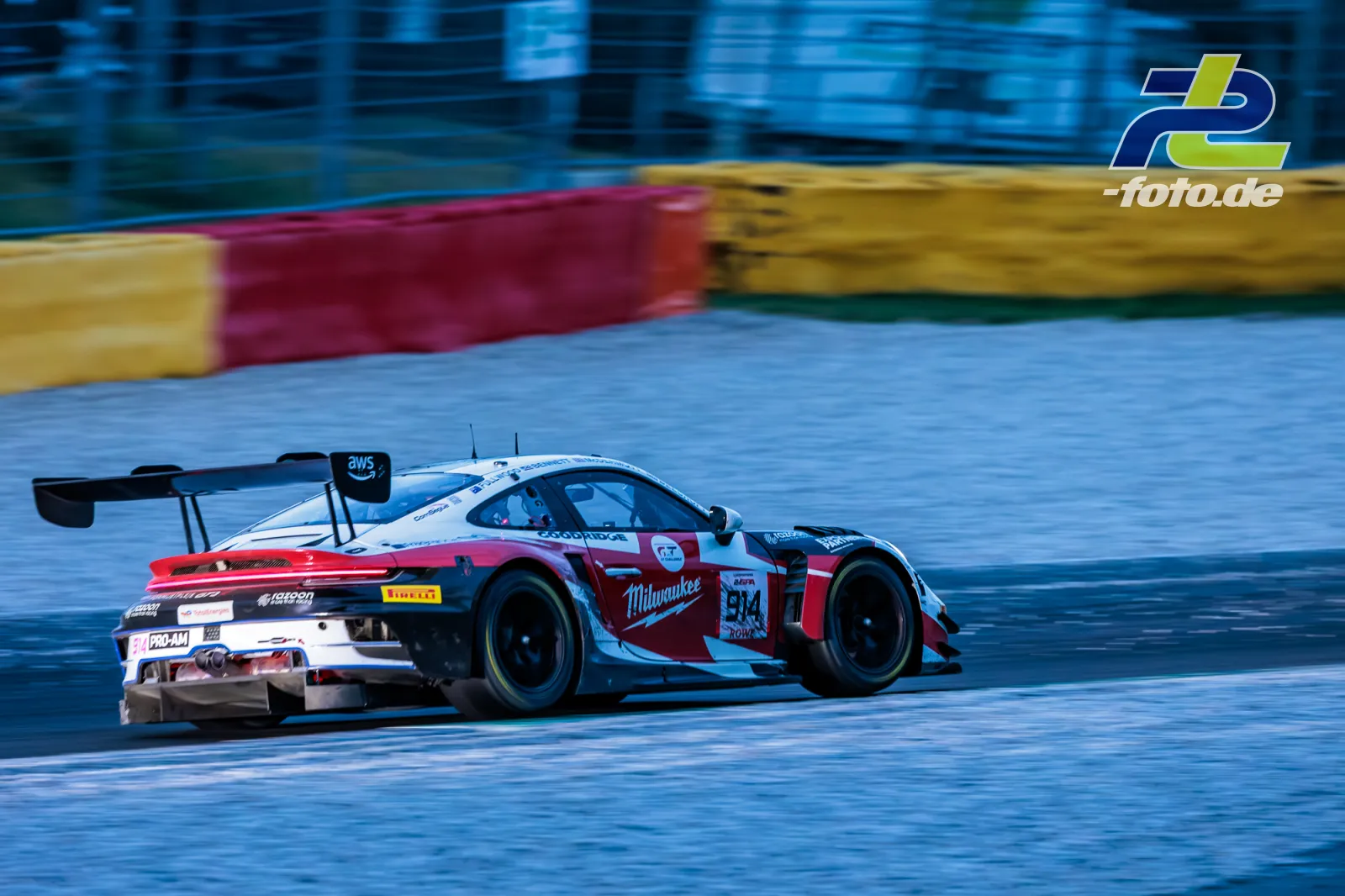 Porsche 911 GT3 R in Kurvenfahrt beim 24-Stunden-Rennen von Spa-Francorchamps, Mitzieher mit Bewegungsunschärfe.