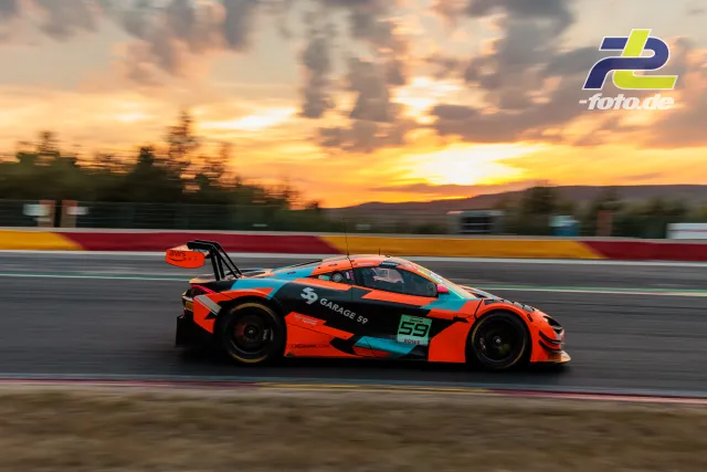 McLaren 720S GT3 EVO von Garage 59 bei Sonnenuntergang in Spa-Francorchamps während der 24 Stunden von Spa.