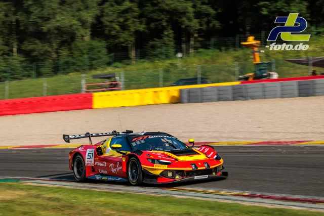 Ferrari 296 GT3 EVO #51 von AF Corse während der 24 Stunden von Spa auf der Rennstrecke Spa-Francorchamps neben der Auslaufzone.