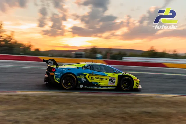 Lamborghini Temerario GT3 #96 von Rutronik Racing als Mitzieher bei Sonnenuntergang auf der Geraden beim 24h-Rennen in Spa-Francorchamps.