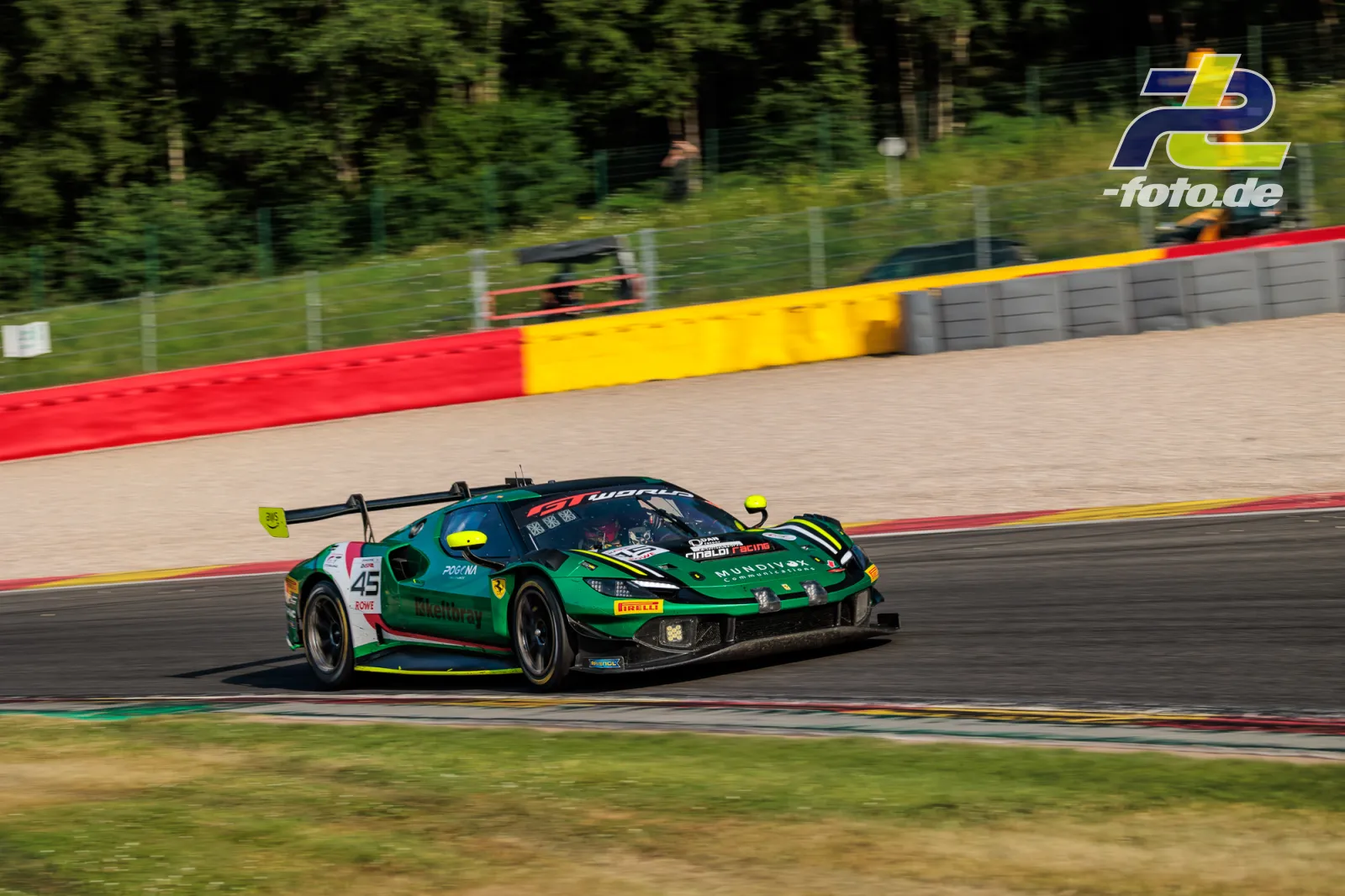 Ferrari 296 GT3 EVO #45 von Rinaldi Racing auf der Rennstrecke in Spa-Francorchamps beim 24-Stunden-Rennen